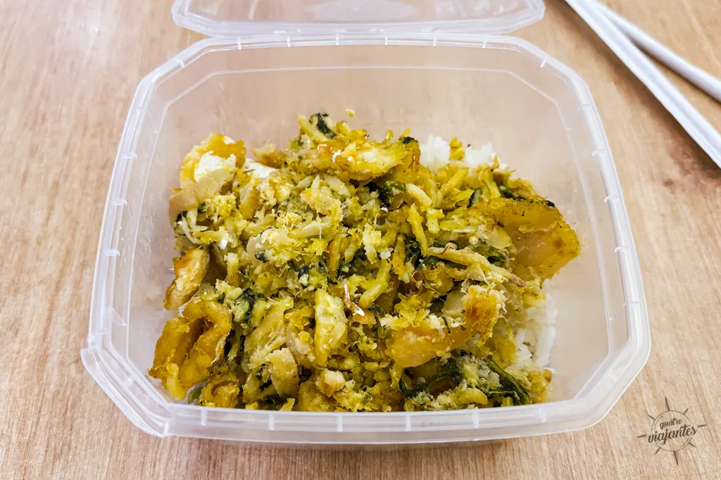 Bacalhau à Brás servido na padaria do El Corte Inglés em Vila Nova de Gaia, com lascas de bacalhau desfiado, batata palha crocante, ovos mexidos, cebola refogada e salsa, porção generosa e econômica para viagem.