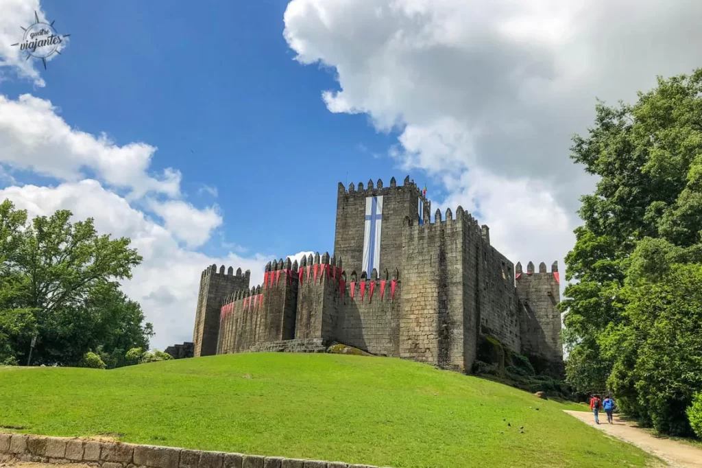 Castelo de Guimarães com cruz vermelha nas muralhas, Minho Portugal