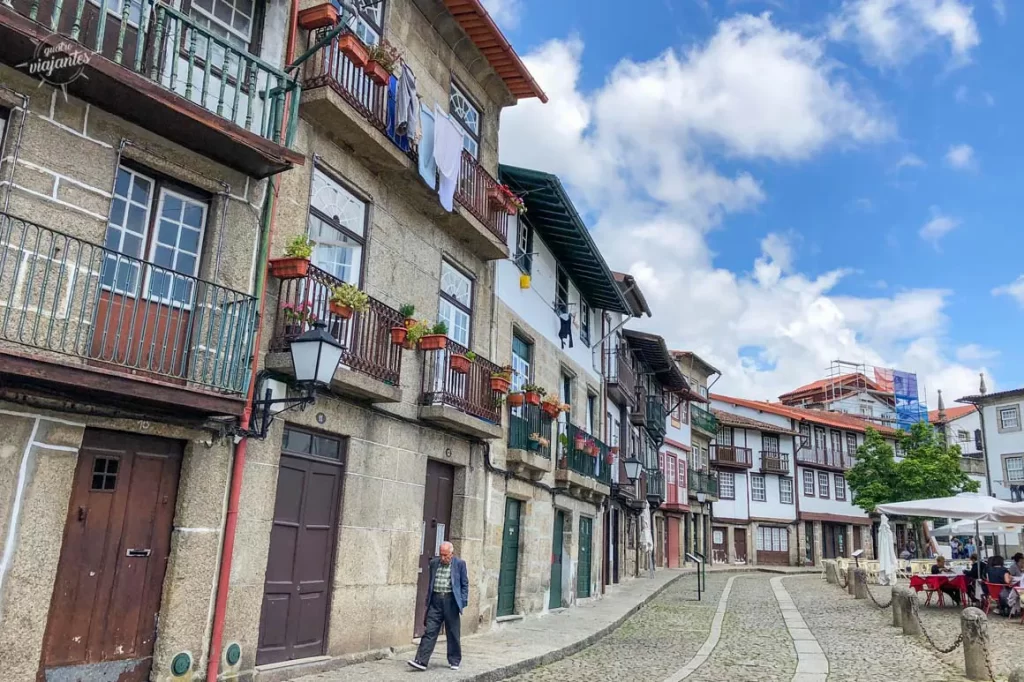 Centro histórico de Guimarães com edifícios coloridos e Largo da Oliveira, Portugal