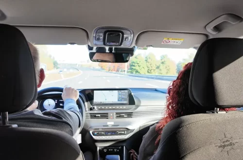 Casal dirige pelas estradas da Europa durante road trip dos Quatro Viajantes