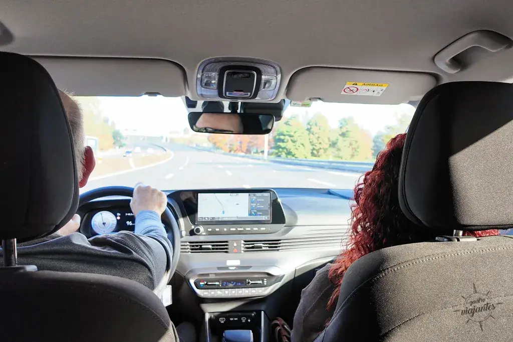 Casal dirige pelas estradas da Europa durante road trip dos Quatro Viajantes