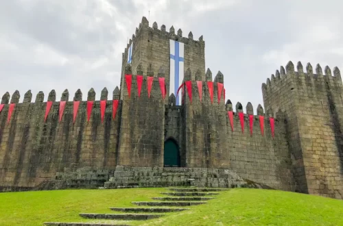 "Castelo de Guimarães, berço da nacionalidade portuguesa no Minho"