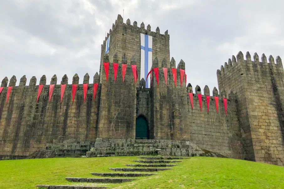 "Castelo de Guimarães, berço da nacionalidade portuguesa no Minho"