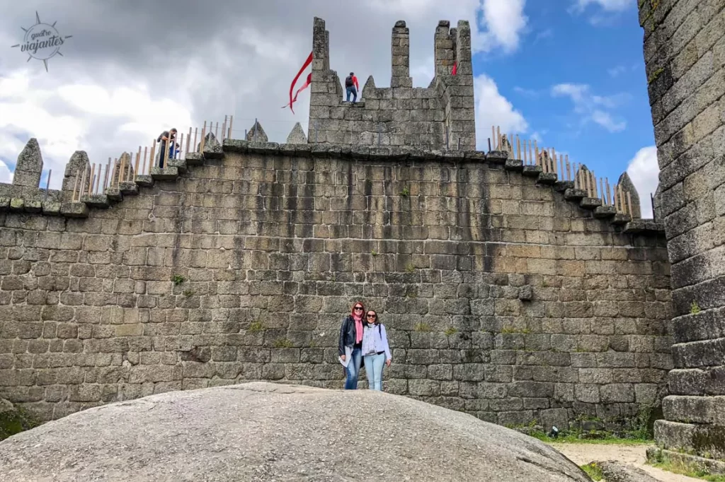 Interior do Castelo de Guimarães com escadaria de pedra, Portugal