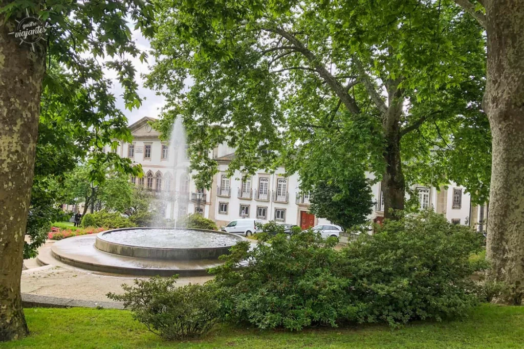 Jardim do Carmo em Guimarães com paisagismo histórico, Portugal