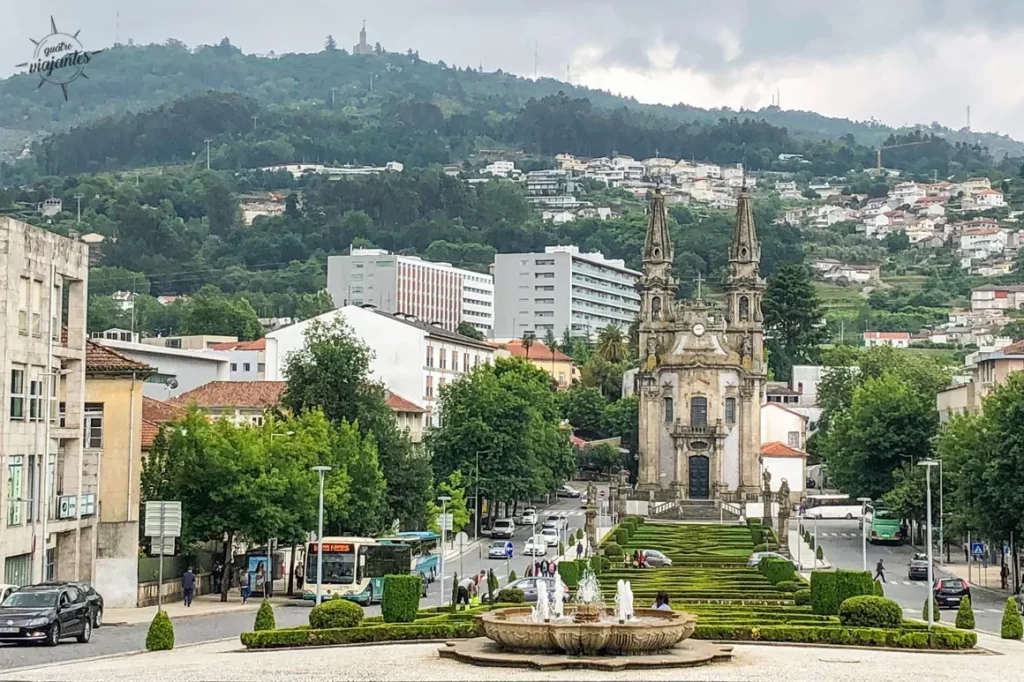 Largo da República do Brasil em Guimarães com edifícios históricos, Portugal