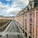 Place des Vosges Paris França, edifícios rosa clássicos outono com pedestres na rua arborizada. ​