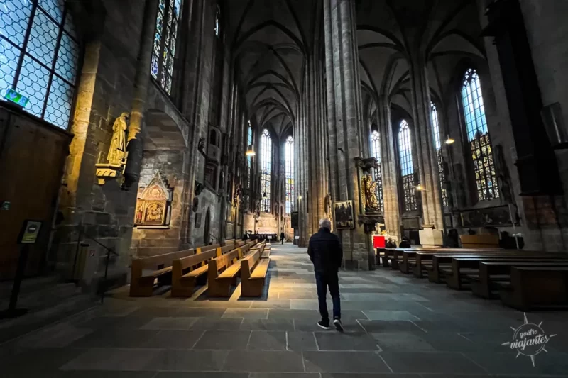 Interior da Igreja de São Sebaldo (Sebalduskirche), igreja medieval mais antiga de Nuremberg. Vitrais delicados e túmulo do padroeiro São Sebaldo