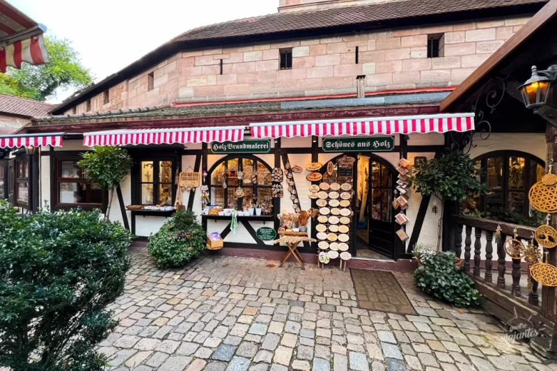 Fachada de loja de artesanato no Pátio dos Artesãos em Nuremberg, Alemanha