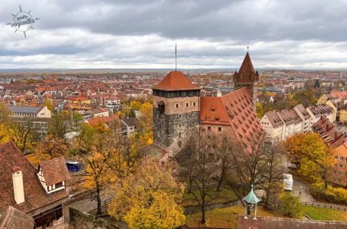 Panorama de outono em Nuremberg com torres do Castelo Imperial, muralhas antigas, telhados vermelhos e folhagem amarela