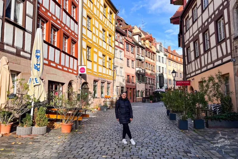 Weissgerbergasse, rua pitoresca de Nuremberg na Altstadt: casas coloridas de enxaimel medievais dos curtumes, calçamento antigo, cafés e atmosfera histórica bávara