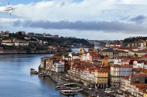 Vista geral do Rio Douro, com a cidade do Porto à direita e Vila Nova de Gaia à esquerda.