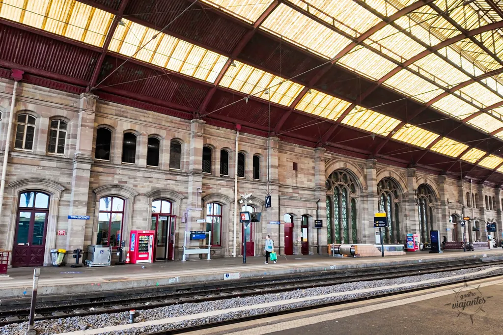Plataforma de trem da Estação de Estrasburgo (Gare de Strasbourg) mostrando a arquitetura clássica em pedra e teto metálico