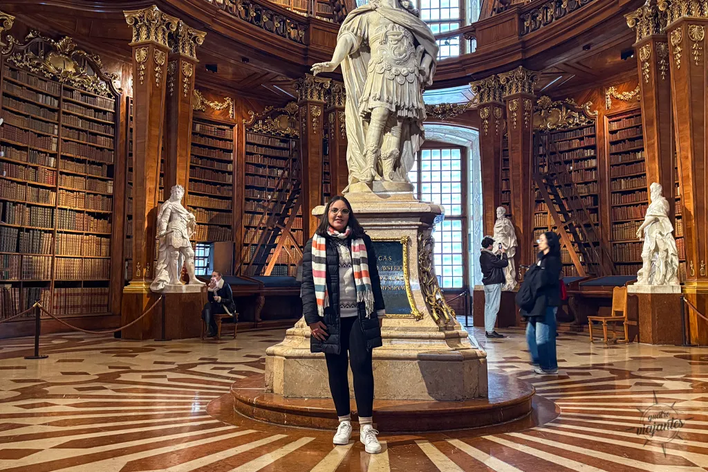 Interior da Biblioteca Nacional Austríaca (Prunksaal) com estante de madeiras e livros antigos ao fundo, uma das atrações do roteiro Viena 3 dias Quatro Viajantes