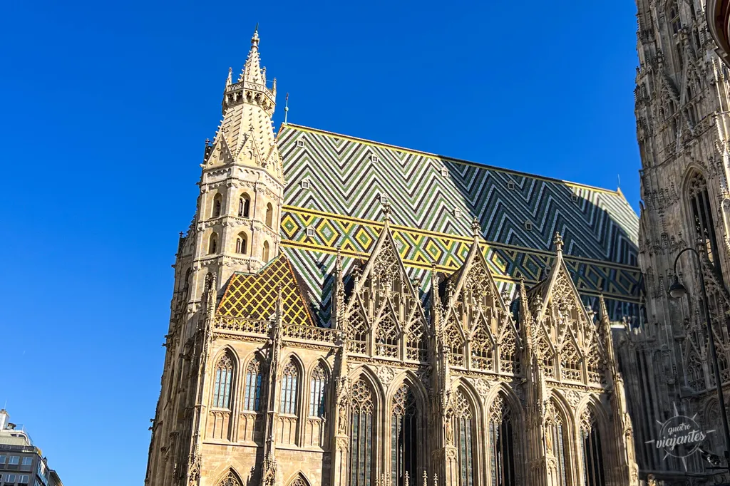 telhado de azulejos coloridos da Catedral de Santo Estêvão (Stephansdom) em Viena - Roteiro Viena 3 dias - Quatro Viajantes