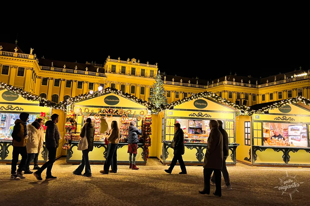 Barracas da feira de Natal do Palácio de Schönbrunn à noite