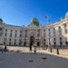 Fachada do Palácio Imperial Hofburg em Viena na Áustria em dia de sol