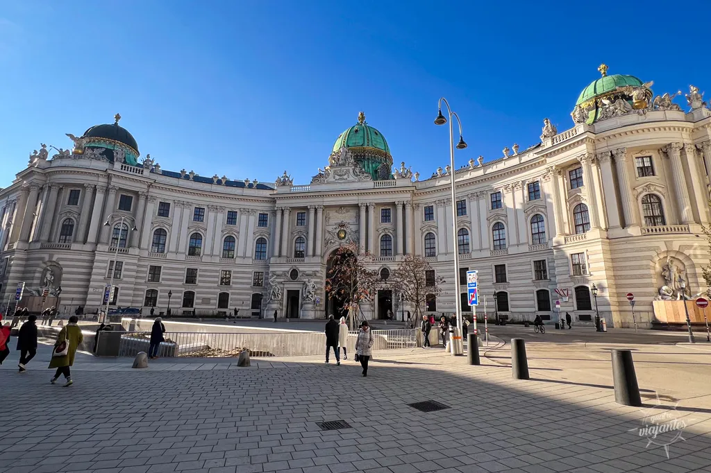 Fachada do Palácio Imperial Hofburg em Viena na Áustria em dia de sol