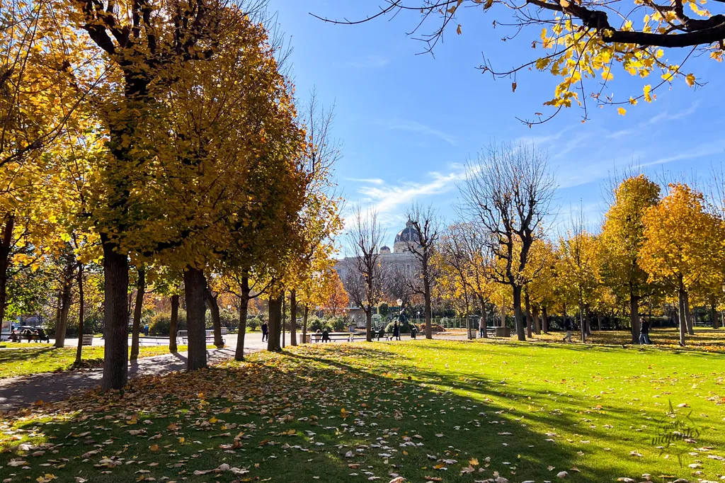 Típico dia de outono no Parque Volksgarten em Viena, imperdível para roteiro Viena 3 dias.