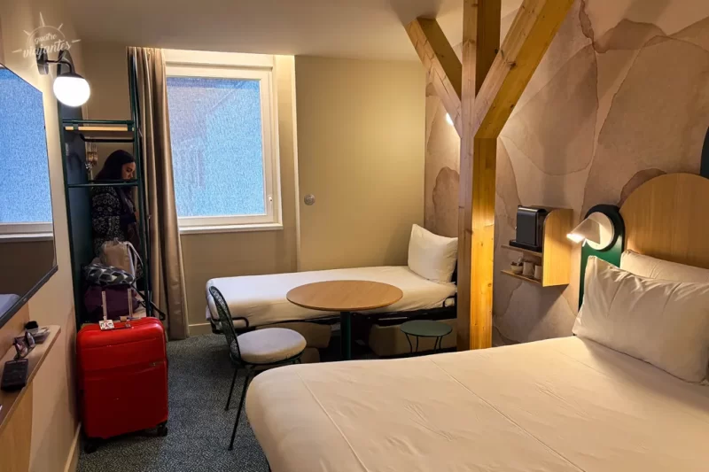 Quarto do hotel Ibis Styles Strasbourg Republique. Dicas para reservar hotel no exterior.