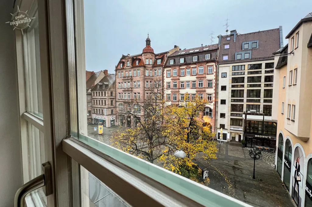 Josephsplatz em dia de outono, vista da janela do hotel Sandkorn em Nuremberg. Hotel no exterior.