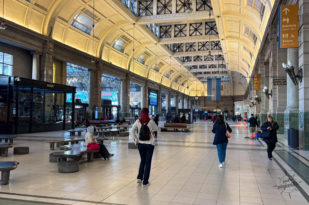 Caminhando pela estação Retiro de trens em Buenos Aires. Local de partida do trem para Tigre nas plataformas 1 e 2.