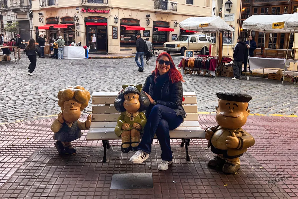 Banco com a estátua da Mafalda, no bairro de San Telmo Buenos Aires, ladeada  pelos amigos Susanita e Manolito.