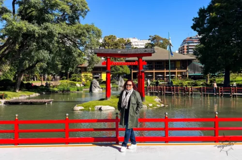 Jardim Japonês de Buenos Aires. Arco vermelho ao fundo em dia de sol.