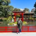 Jardim Japonês de Buenos Aires. Arco vermelho ao fundo em dia de sol.