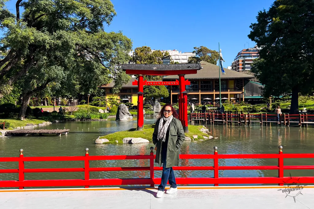 Jardim Japonês de Buenos Aires. Arco vermelho ao fundo em dia de sol.