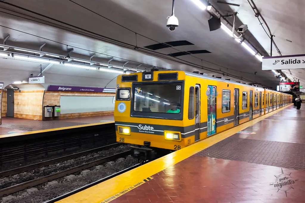 Trem da Linha E do metrô de Buenos Aires, o Subte. Uma opção de transporte em Buenos Aires.