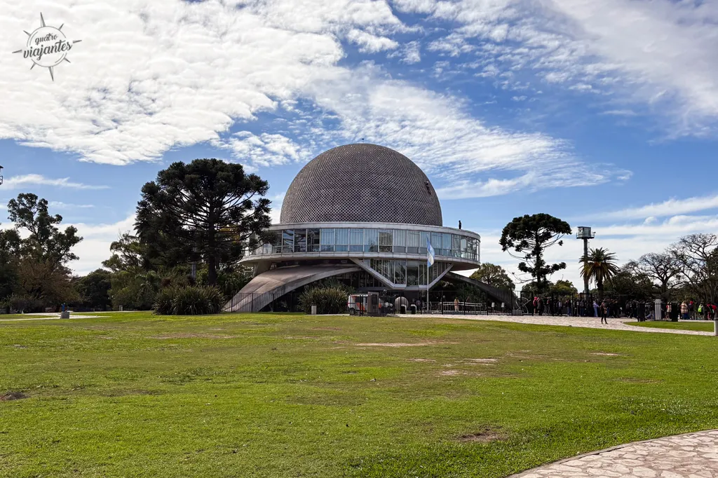 Vista do planetário de Buenos Aires em dia de sol. Bosques de Palermo