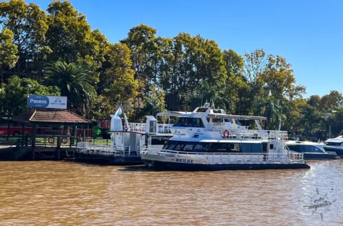 Catamarãs de turismo, incluindo a embarcação Beilke, ancorados no cais de embarque para passeios no Delta do Tigre, Buenos Aires.