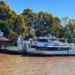 Catamarãs de turismo, incluindo a embarcação Beilke, ancorados no cais de embarque para passeios no Delta do Tigre, Buenos Aires.