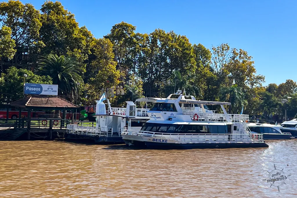 Catamarãs de turismo, incluindo a embarcação Beilke, ancorados no cais de embarque para passeios no Delta do Tigre, Buenos Aires.