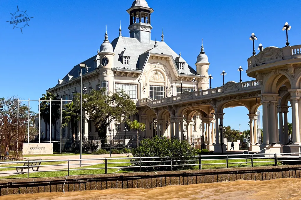Fachada imponente e arquitetura clássica do Museo de Arte Tigre (MAT) visto a partir do rio em um dia ensolarado em Tigre, Buenos Aires