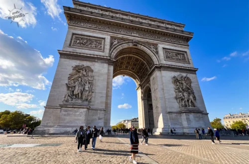 Arco do Triunfo em Paris em dia de céu claro, com poucas nuvens. Uma das atrações incluídas no Paris Museum Pass.