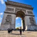 Arco do Triunfo em Paris em dia de céu claro, com poucas nuvens. Uma das atrações incluídas no Paris Museum Pass.