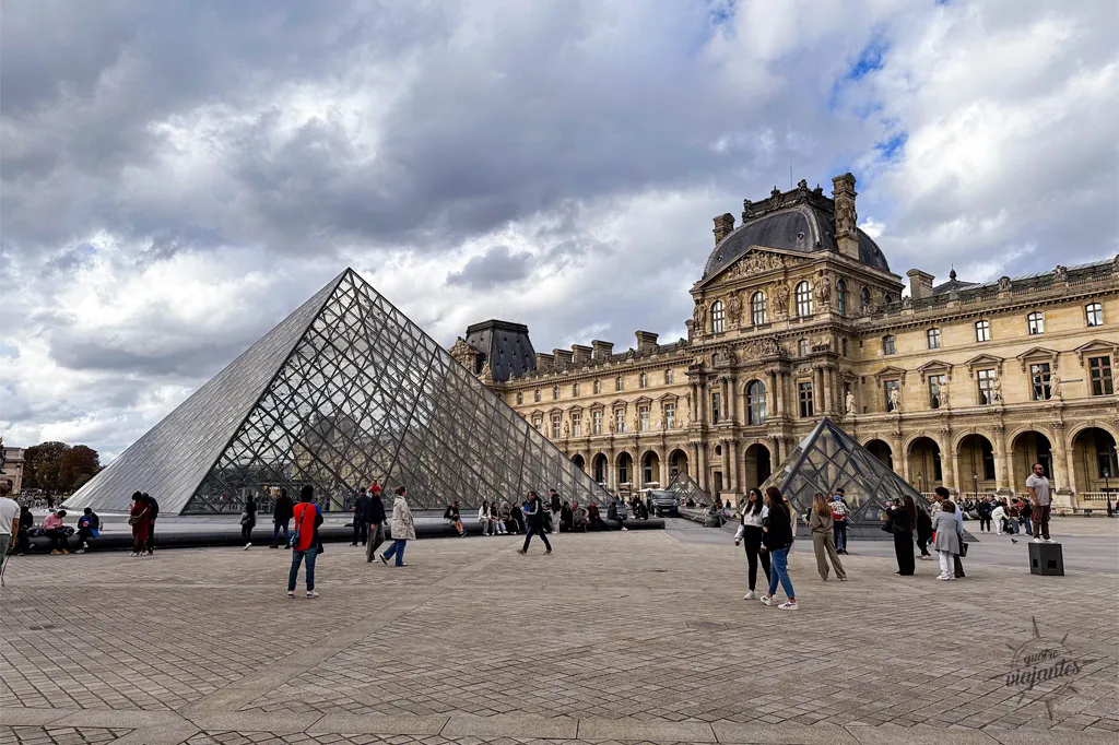 Museu do Louvre, mostrando a entrada principal com a pirâmide de vidro. Uma das atrações onde o Paris Museum Pass vale a pena.