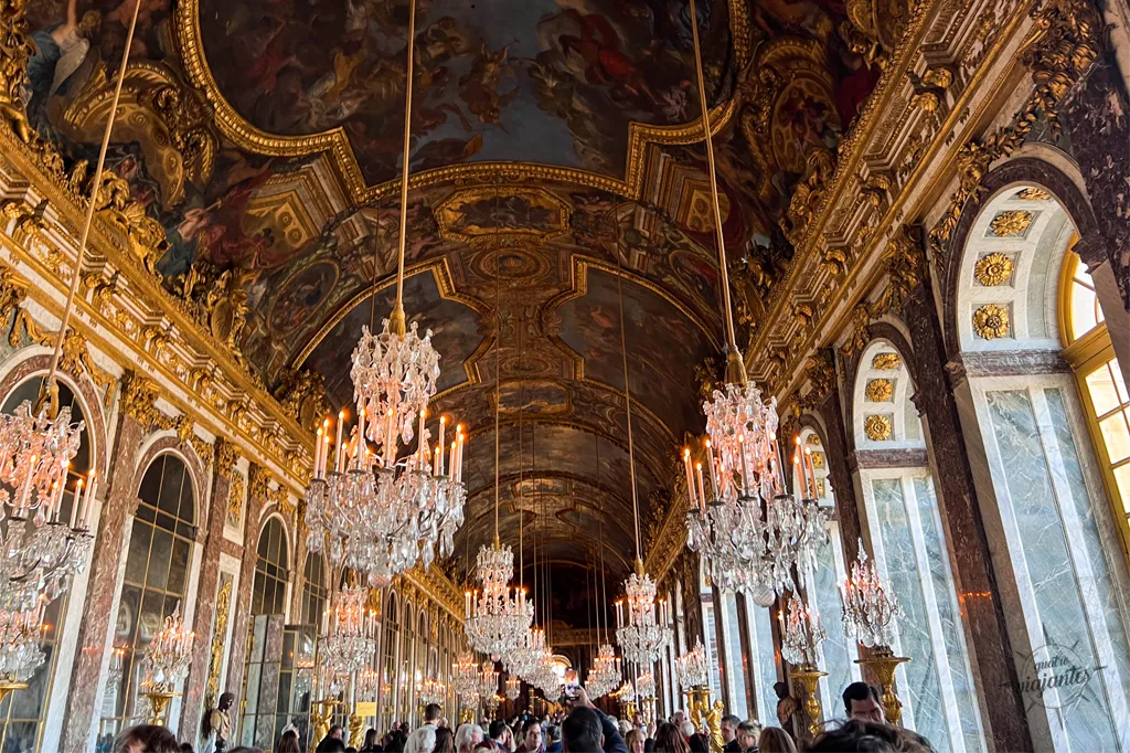 Sala dos Espelhos no Palácio de Versalhes, perto de Paris.