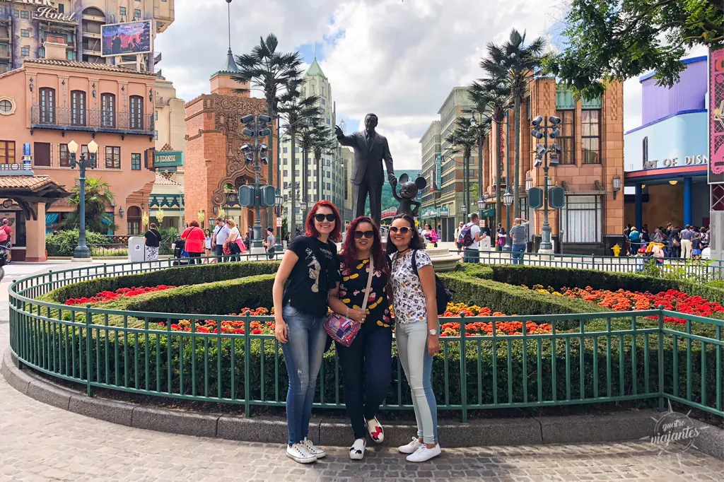 Vista geral de dentro do Disney Adventure World Paris, com 3 visitantes em primeiro plano