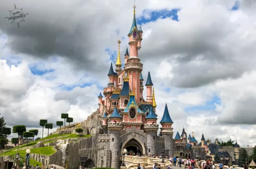 Vista geral do Castelo da Bela Adormecida na Disneyland Paris em dia de céu parcialmente nublado