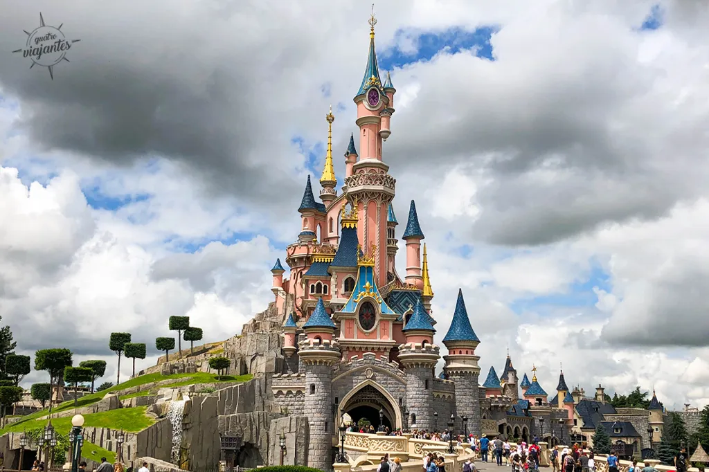 Vista geral do Castelo da Bela Adormecida na Disneyland Paris em dia de céu parcialmente nublado