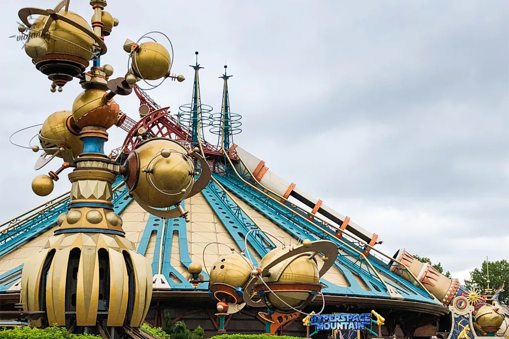 Vista externa da Hyperspace Mountain, uma das atrações do Disneyland Park em Paris.